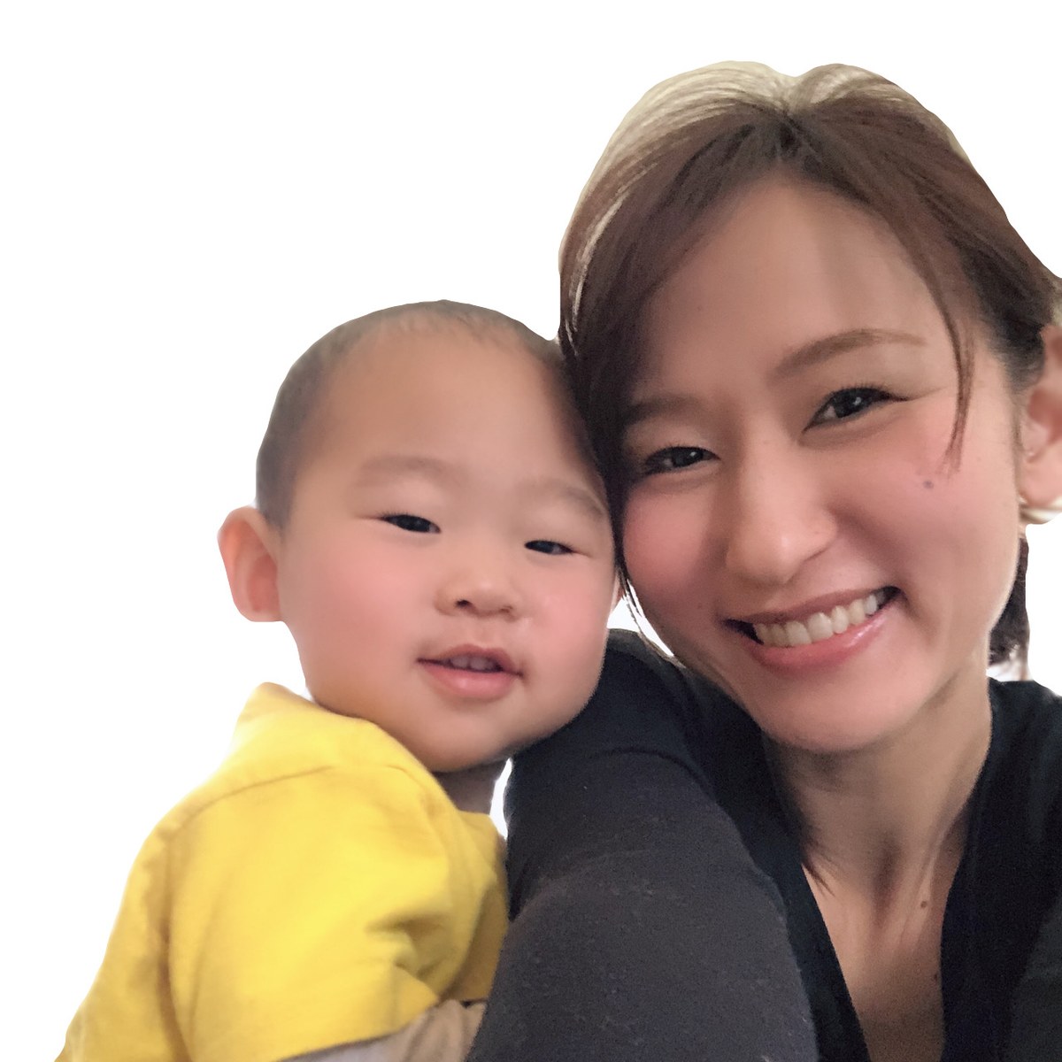 赤ちゃんと頬を寄せて笑う三村逸美トレーナー