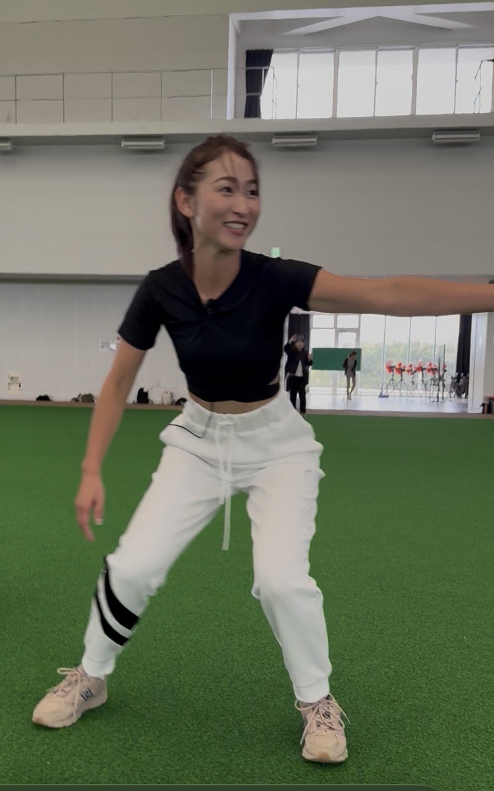 ドームでレッスンをする三村逸美トレーナー